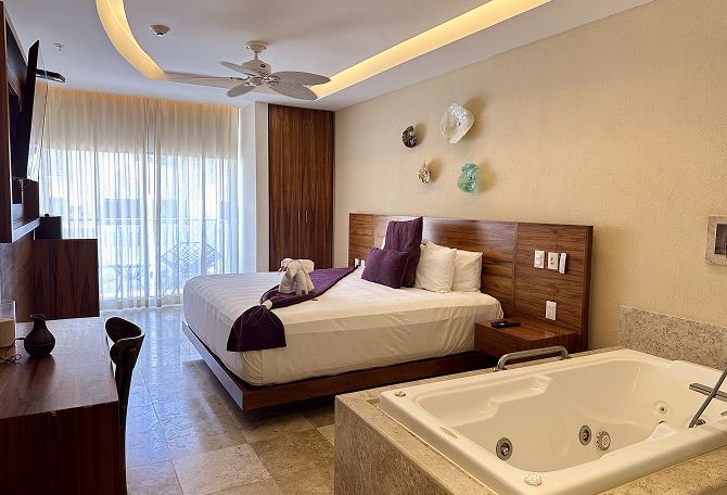 Deluxe Jacuzzi Suite 01